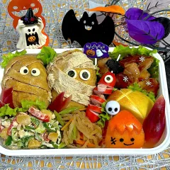 からあげ ほうれん草のごま和え あおさ入りたまご焼き チーズポテト ウインナー ハム ミニトマト ごはん みかん🍊 ⁡ ポケモン弁当🍙ミミッキュ👻⁡ 今週は次女の入園面接！ ちびっこ運動会あたりから進化して全然なんでも余裕~みたいになってるから面接も大丈夫そう 笑