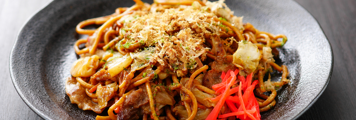 冷凍した焼きそば麺はまずい?筆者が実践!解凍方法や日持ち・注意点も解説食・料理オリーブオイルをひとまわし