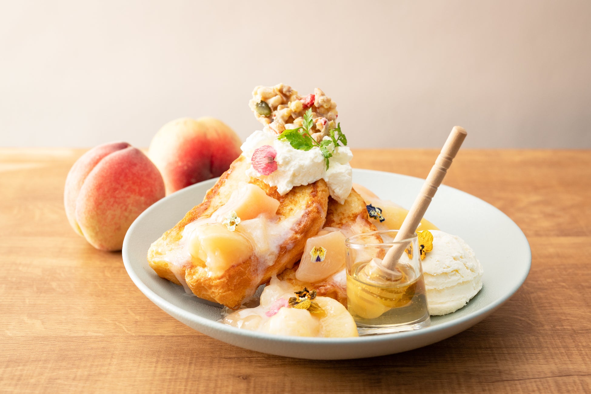 平日モーニング限定のフレンチトーストがスタートします！ 〜アサイーヨーグルトフレンチトースト〜 人気のフレンチトーストにアサイーヨーグルト、バナナ、苺、ブルーベリーなどフルーツをふんだんにのせた朝にぴったりのメニューとなっております！Menu