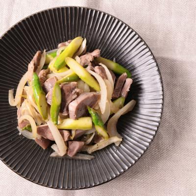 柔らかく煮た豚タンのサラダ！ 塩漬けした豚タンをゆっくりと柔らかく煮込んだタンを仕上げに焼いて 外はカリカリ！ 中はホロホロ！マスタードソースを絡めてどうぞ！ 投稿者:りょうtoros_machida町田グルメ町田市町田ディナー町田1人飲み町田ひとり飲み