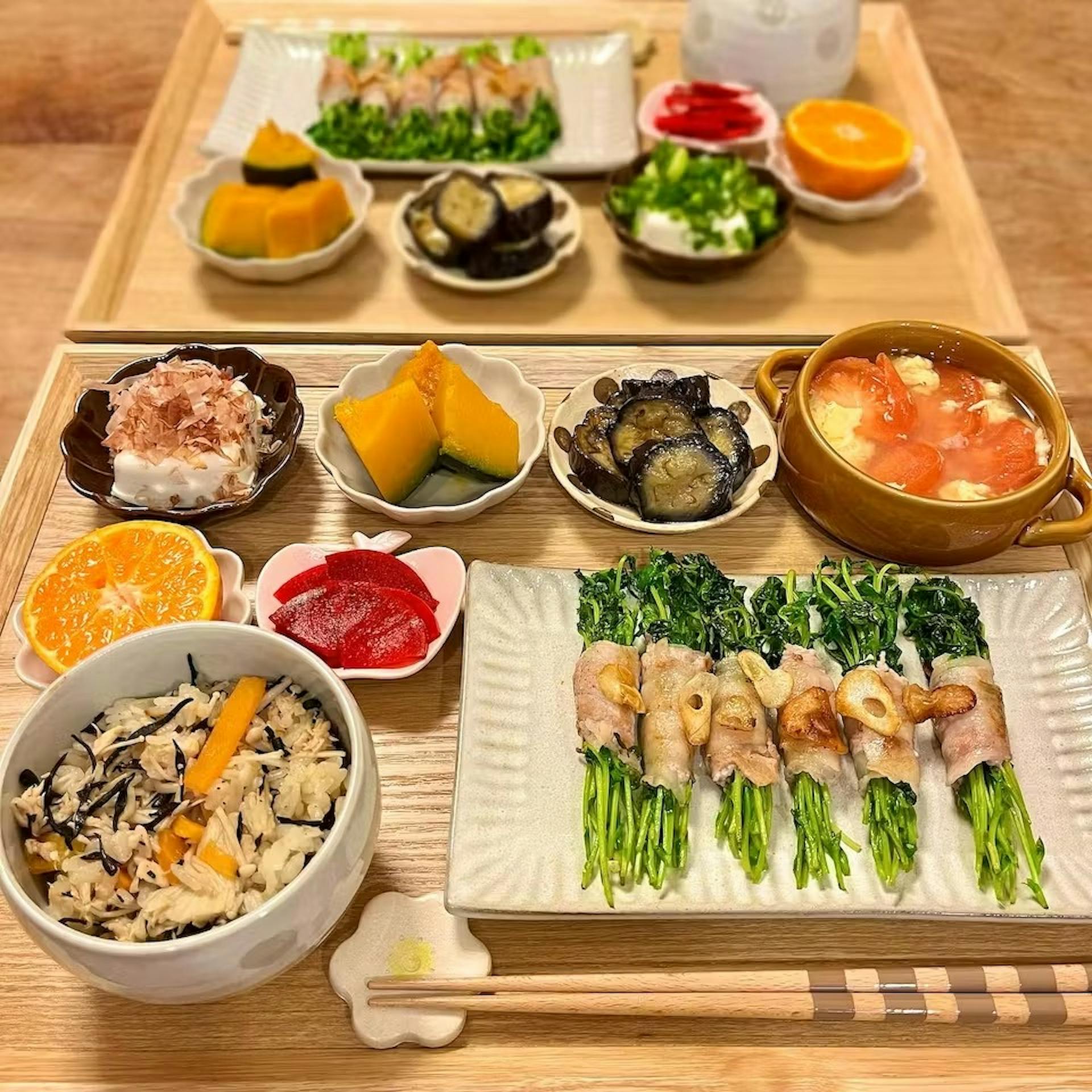 今日の晩御飯🍚 ＊ ＊ こんばんは🤭 ＊ ＊ 今日は週末冷蔵庫の残り物お掃除day🤭 ＊ ＊ ☻︎塩麹の肉じゃが ・ ☻︎餃子 ・☻︎モロヘイヤのお浸し ・ ☻︎ミートソースパスタ ・ ☻︎春巻き ・ ・おうち晩御飯 おうちご飯 晩御飯 夕飯 夕食 献立 今日の晩御飯 今日の