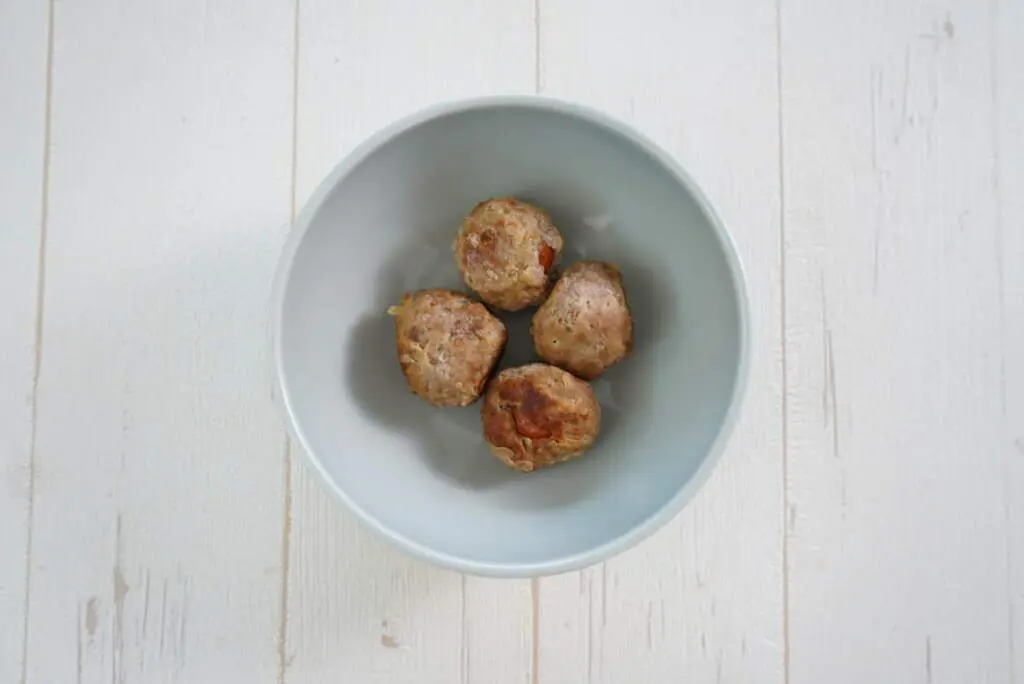 ミニトマト入りミートボール」の作り置きレシピ冷凍で旨味もアップ！彩りがとっても綺麗な一品frozen by analyst.jp