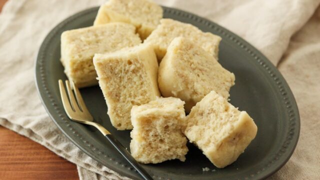 材料3つ レンジで4分!バナナ蒸しパン作り方! 材料 ◯バナナ蒸しパン ・バナナ1本 ・牛乳150ml ・ホットケーキミックス150g 1.バナナを潰してなめらかにする。2.牛乳を入れて混ぜる。 3.ホットケーキミックスを入れて混ぜる。 4.容器に流し入れて、ラップをする