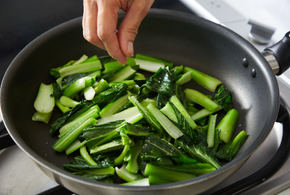 小松菜と鶏胸肉のオイスターソース炒め」クラシル
