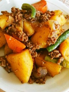 fuuuharu_gohan ↩︎ フリージング離乳食 ⁡ 離乳食後期 生後9ヶ月頃〜 からの 豚ひき肉レシピ2品！！ ⁡ 肉じゃがとミートソースを作るよ🫶🏻💗⁡ よく離乳食レシピで豚ひき肉 30g とかって 出てくるんだけど 料理苦手な私からすると 残りの中途半端に余った分を 何に