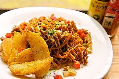 家事ヤロウ 和田明日香さんの『カレー醤油焼きそば』レシピ・作り方！クラシル