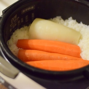 料理苦手ママさんはフォローしてね！, ▷@rikopi_gohan, 少しでも参考になれば「❤️」, いいね👍コメント・つくれぽ📝,とっても励みになります☺️, こんばんは。りこぴです。, 今日は, 炊飯器でまとめて2品, 後半『ミネストローネ』, 作っていくよ！,なんか急に寒くなってきて、, 大人の献立が暖かい食事が増えてきた🤭, 赤ちゃんにもあったかメニュー作ってあげてね！,