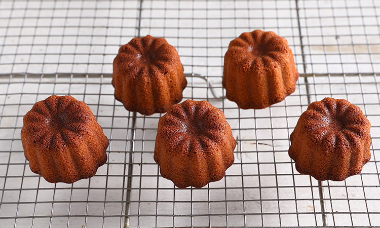 Flower&Design Salut・ 新作 『カヌレ型のアロマストーン』 ストーン部分を黒色で作り、ドライフラワーをアレンジしてシックに仕上げました。石膏部分にアロマオイルを垂らしてディフューザーとしてお使いいただけます。 ・ 今回どうしても黒色に仕上げたくて試行錯誤