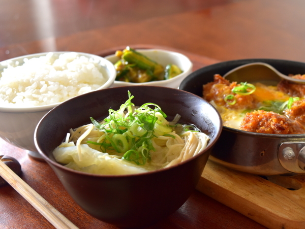 お食事処「えびす」から秋メニューのご案内🥰 本日紹介するメニューは、カキフライ卵とじ丼♪ 揚げたてプリプリの牡蠣を卵でとじちゃいました! カキフライの衣がシミシミで、とっても美味しかったです。皆さんもぜひ一度ご賞味ください☺️秋メニュー牡蠣たまご