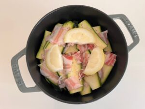 お正月のご馳走に飽きた頃にぴったりのさっぱり梅風味の豚肉の白菜蒸しです。簡単！, 野菜の量はわりと適当でも大丈夫です。,私は最後にすだちをきゅっと絞るのも好き❤️ ストウブ ストウブレシピ ストウブ料理白菜白菜レシピ梅干しレシピ豚バラレシピ蒸し煮, カバー写真竹内章雄,ストウブだから美味しい毎日ごはん