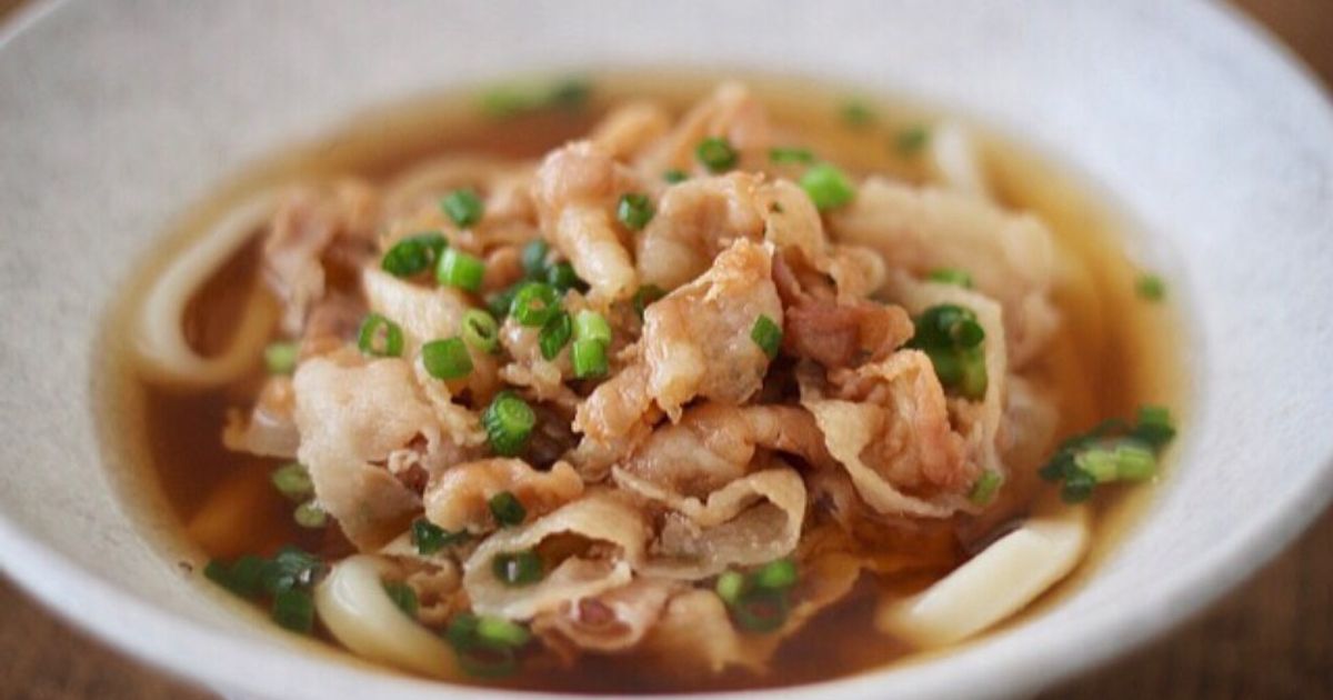 メイン材料2つで簡単!ボリューム豚肉うどんのレシピ