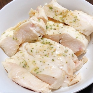 ホットクックでサラダチキン作りました♪ 材料 5人分鶏胸肉600㌘ ｼﾞｯﾌﾟﾛｯｸにいれ塩麹大さじ2弱入れ4時間ほど漬け込む別袋にｻｻﾐ肉200㌘も塩麹入れて 漬け込む 袋のまま内鍋に入れる空気は抜く水は水位max線まで 蒸しﾄﾚｲを重石にし手動→低温調理→65℃で2時間ｺｰｽ