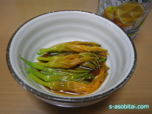 夏野草 エディブルフラワー、カンゾウのつぼみ 金針菜 を摘んで食べる