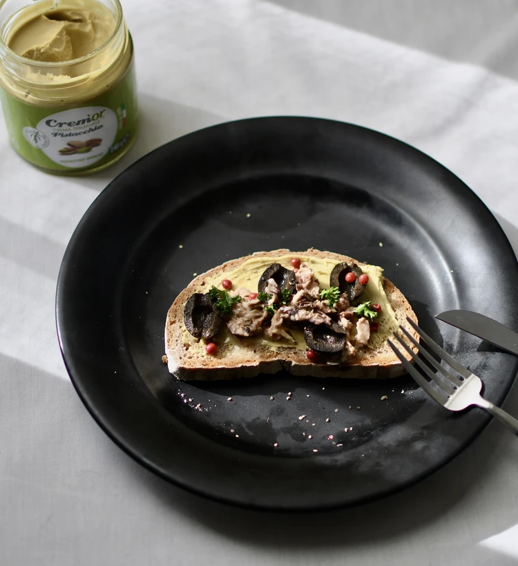 成城石井の『ピスタチオアイス』 ① バニラアイスの上にピスタチオスプレッドを好きなだけかけ、砕いたアーモンドをお好みでかけたら完成！ ☆アーモンドを最後に添えることでカリッとした食感と香ばしさがアップします ☆冷えるとピスタチオスプレッドが少し固まり