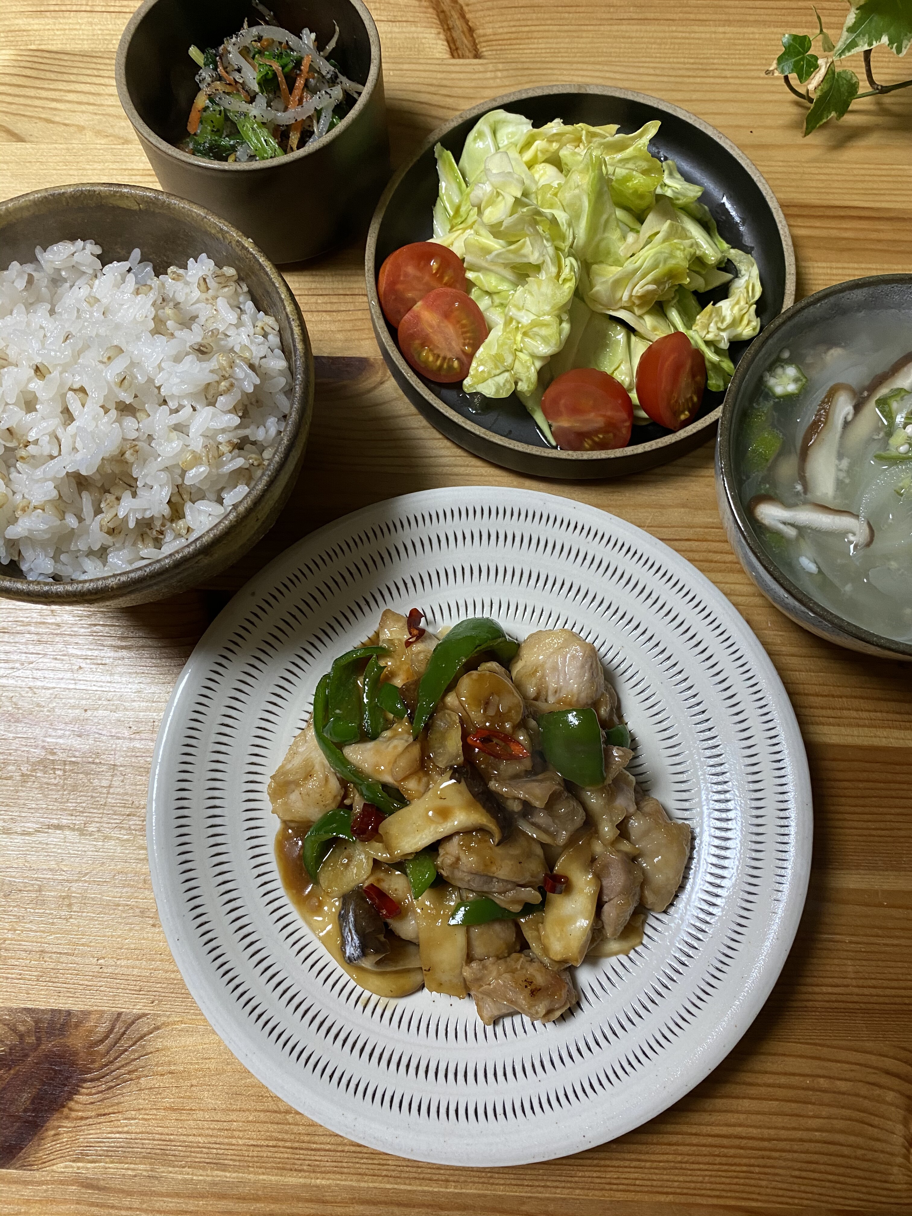 エリンギとえのきのひき肉炒めの献立 副菜：かぼちゃの白ごまあえ、汁物：オクラのとろみスープ 献立・メニュー 味の素パーク たべる楽しさを、もっと