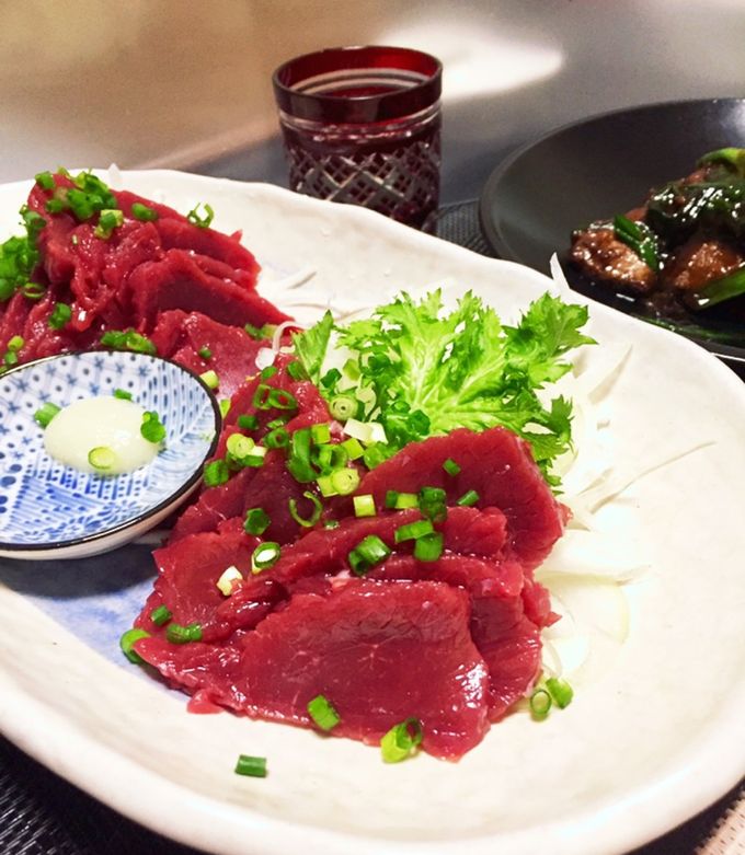 ５０ｇの馬刺しと玉葱と葱を巻いてさっぱりと