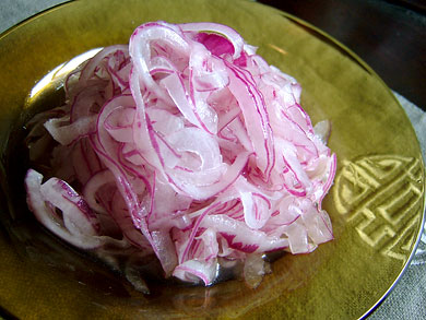 色鮮やかで栄養たっぷり！「紫玉ねぎ」のサラダ＆おしゃれ料理レシピキナリノ