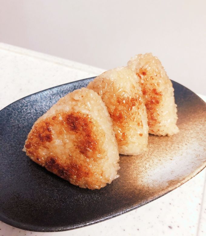 シンプルでおいしい！ めんつゆの焼きおにぎり
