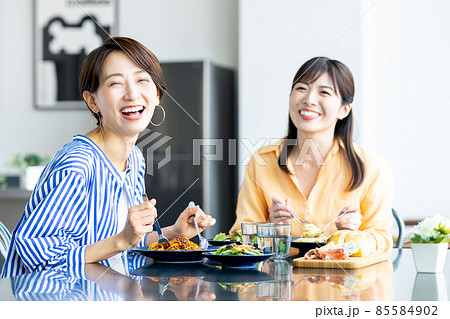 家にお友達が来てくれた時のご飯たち👩🏻‍🍳, 大人が多い時は手巻き寿司メインが我が家の定番🤤🍣,華やかになるし材料揃えるだけだし味付けの好みも関係ないから✌🏻, +子供用に🍝🍟🍗とか👦🏻👧🏻,子供のお友達が遊びに来てくれる時は、年中さんにもなると小さなシェフたちがいて頼もしいから皆で楽しんで作れるメニューを🍛🍕🍴,