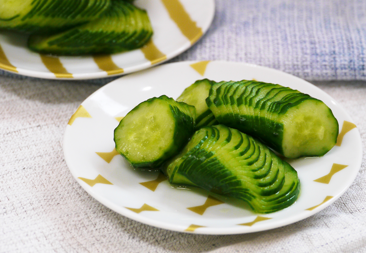 きゅうりの大量消費に！パリパリきゅうりのほんだし浅漬けの超簡単作り方。作り置き常備菜に最高！ - つくりおき食堂