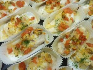 学校給食調理員さんのこだわり発見！ 白身魚「ほき」を使った人気メニューと、ブルーベリーレアチーズタルト学校給食の受託会社：葉隠勇進株式会社