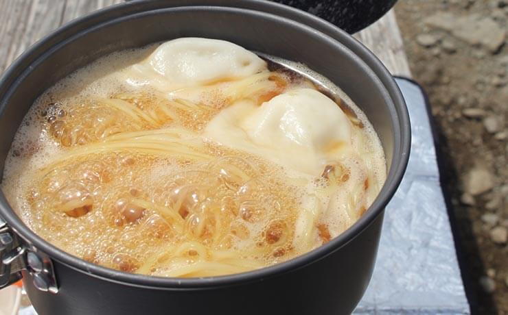 人気女子ソロキャンパーが伝授!初心者でも上手に作れるソロキャンプレシピ3選@DIME アットダイム