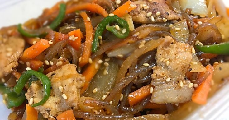 焼肉のたれって便利だよね💓 誰でも簡単チャプチェ✨ みんなはどんな韓国料理が好き？💕 チャプチェの味付けって家にない調味料も多くて、なかなか大変なのよね〜！でも大丈夫♡ 焼肉のたれを活用すれば、美味しいチャプチェが手軽に作れちゃうよ😉✨ 〜材料〜 ※1〜2人分