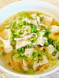 肉そば醤油風そうめん , 水 300cc, 醤油 大さじ1, 鶏がらスープ 小さじ2, 砂糖 小さじ1 2, 鰹粉 2g, ラード 小さじ2,豚こま肉 80g, おろしにんにく 1片, 黒コショウ 適量, そうめん 100g, 小ネギ 適量,水300cc、醤油大さじ1、鶏がらスープ小さじ2、砂糖小さじ1 2、鰹粉2g、ラード小さじ2、豚こま肉80g、おろしにんにく1片、黒胡椒を沸かし、60秒