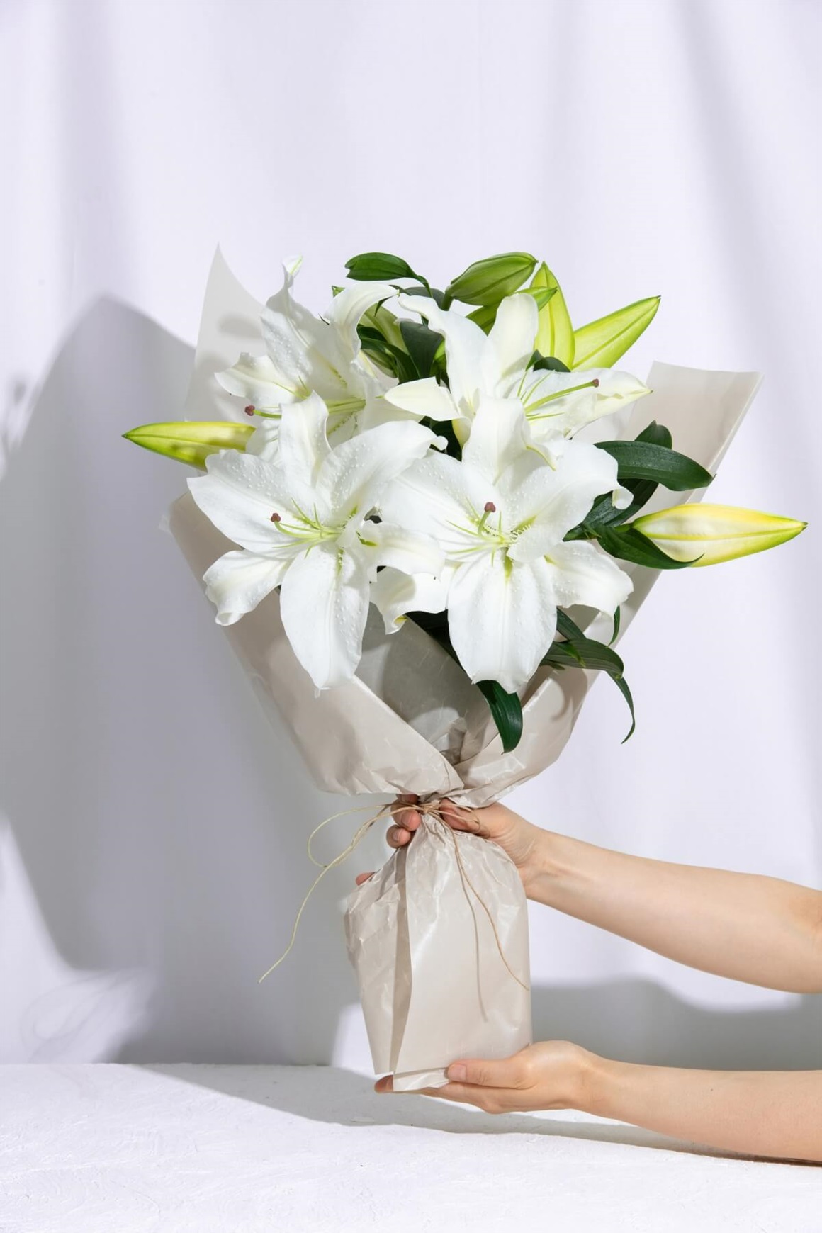 カサブランカと胡蝶蘭のキャスケードブーケiichi 日々の暮らしを心地よくするハンドメイドやアンティークのマーケットプレイス