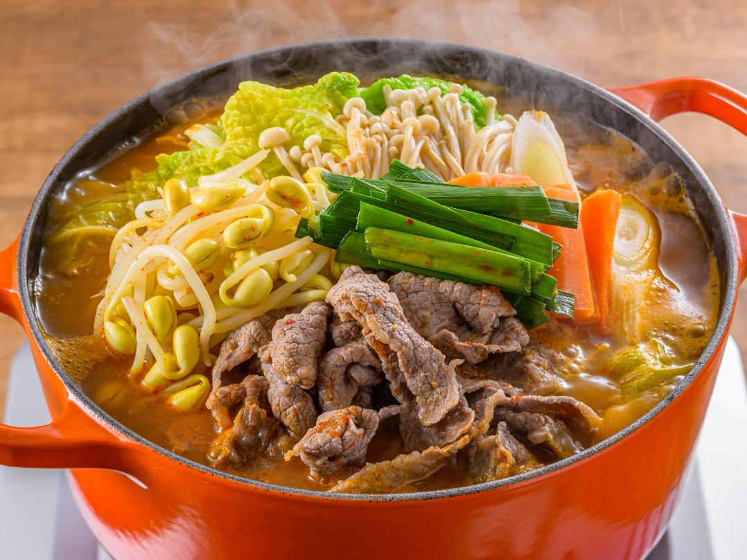 簡単すぎて美味しい牛丼レシピ材料牛肉細切れ：100g 新玉ねぎ：1個 めんつゆ 2倍濃縮 ：50cc 水：100cc おろし生姜：小さじ1ご飯：適量 紅生姜、ネギ：お好みで作り方1. 牛肉は食べやすい大きさに、玉ねぎは薄切りにする。 2. 鍋にめんつゆ、水、生姜