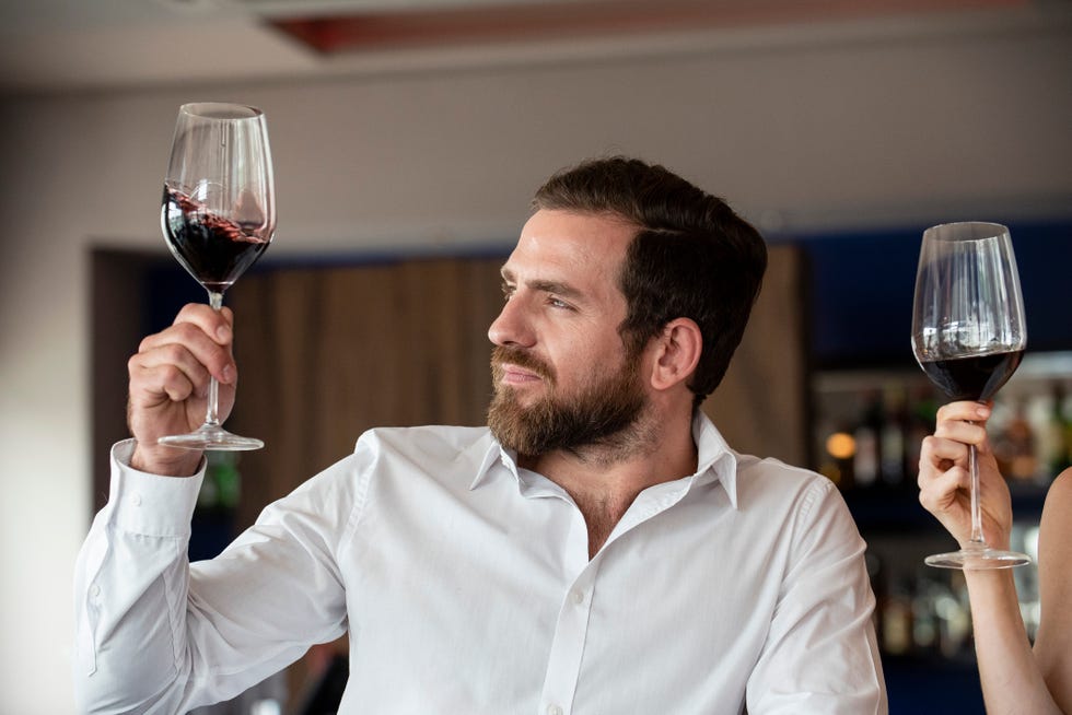 正しい持ち方 グラスの脚を持ち乾杯の時は目の高さに持ち上げて軽く会釈を - ワインをいただく グラスの脚を持ち 乾杯は会釈で -写真・画像 1 3西日本新聞me