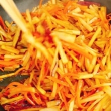 レシピ 子どもたち爆食い！さつまいもと人参のきんぴら風炒め煮 : のんすけのおいしいくらし