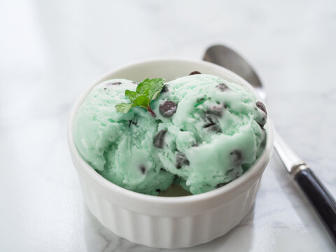 チョコミントアイス04フリー素材ドットコム