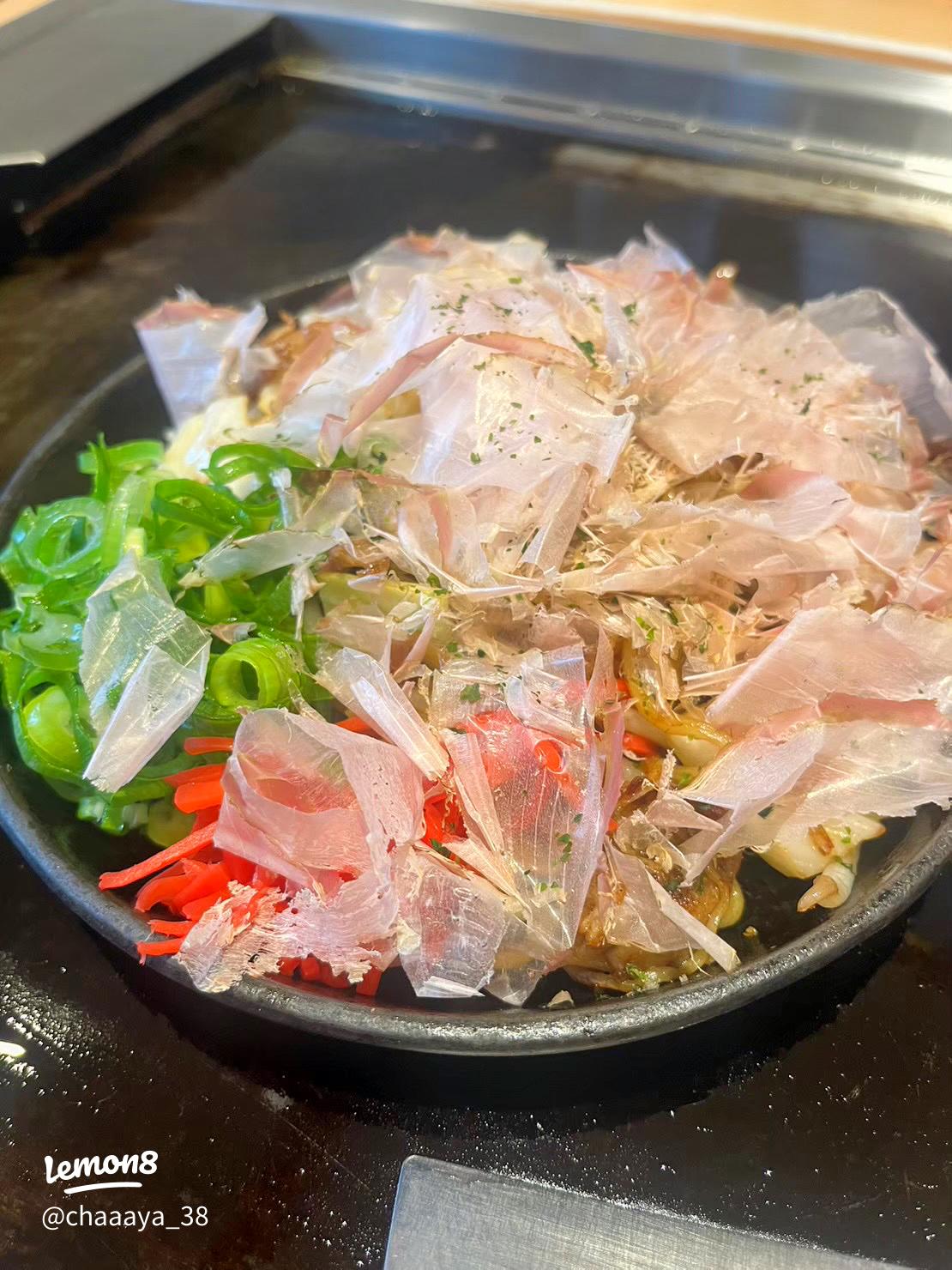 つる次郎 , @東京：浅草駅から徒歩4分, 極上お好み焼き「焦がし明太もちチーズ玉」を食べられるお店。,表面にたっぷり明太子ソースが塗られていて炙り特有の香ばしさも漂う逸品。, 中にはトロッと伸びるチーズや餅が入っており、やみつきになる美味しさ！,焦がし明太もちチーズ玉は1340円, とろとろ温玉を載せた「とろ卵豚ねぎ玉」もオススメ！, お店のアカウント👉@tsurujirou,