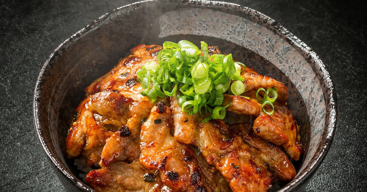 今日の晩御飯🍚 ＊ ＊ こんばんは🤭 ＊ ＊ 今日は週末冷蔵庫の残り物お掃除day🤭 ＊ ＊ ☻︎塩麹の肉じゃが ・ ☻︎餃子 ・☻︎モロヘイヤのお浸し ・ ☻︎ミートソースパスタ ・ ☻︎春巻き ・ ・おうち晩御飯 おうちご飯 晩御飯 夕飯 夕食 献立 今日の晩御飯 今日の