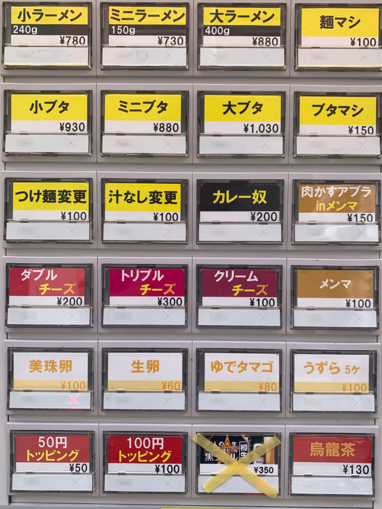 ハナイロモ麺 小ラーメン🍜味噌オロチョン変更 トウガラシ なるきくんが最初から 「辛めにしときますか？」って 辛めにしてくださった🙌更にトウガラシ沢山別皿でもくれて 一味の香りが最高😘🌶️ スープもめちゃ美味しかったー！ つけ麺スタイルもあるみたい