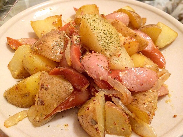 優しい味わい♪ じゃがいもとソーセージのコンソメスープ