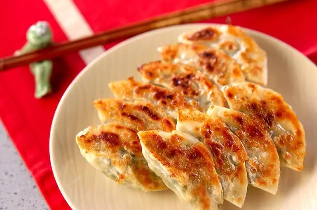 冷凍餃子の簡単かつ美味しい焼き方!失敗しない方法や羽根つき餃子を作るポイントも紹介 – Onnela オンネラ 暮らしに『楽』を、家族にワクワクを