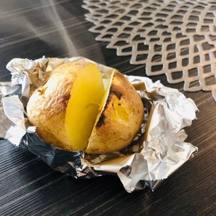 あと1品、何作る？って時に新じゃがホイル焼き◯材料 じゃがいも 1個 バター 5g 塩 少々 ◯作り方 1.じゃがいもは洗って半分に切る。2.断面に格子状の切り込みを入れる。 3.電子レンジ600Wで3分加熱 4.アルミホイルで包んでバターを乗せてトースターまたは