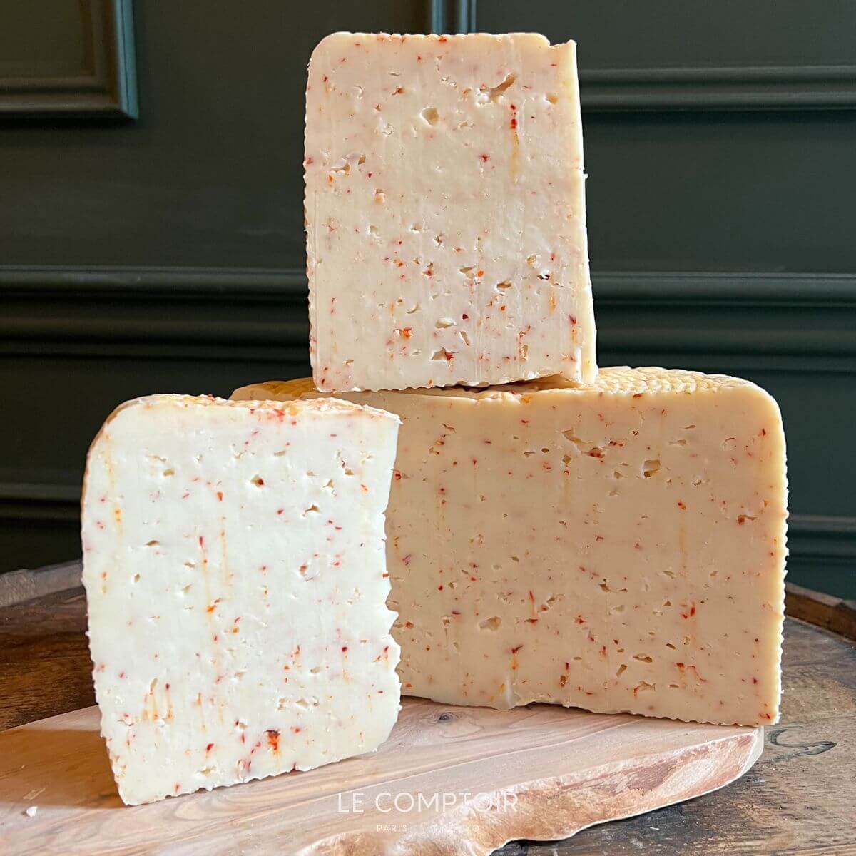 ピスタチオ入りペコリーノ🐏 『ペコリーノ・ピスタッキオ』 久しぶりの入荷です🇮🇹 シチリア島で作られる伝統ある羊乳チーズ『ペコリーノ・シチリアーノD.O.P.』をベースにピスタチオをたっぷりと混ぜ込んだアレンジ版👍✨コリっとしたピスタチオの食感と香ばしい風味