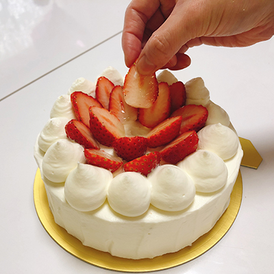 ケーキの盛り付け方のコツと切り分け方を食のプロが解説します