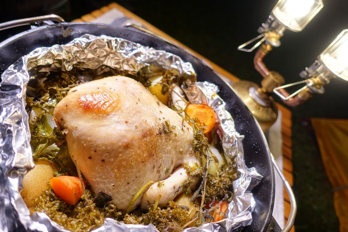 ホイルに包んで放り込め！焚き火で簡単ホイル焼き10選CAMP HACK キャンプハック