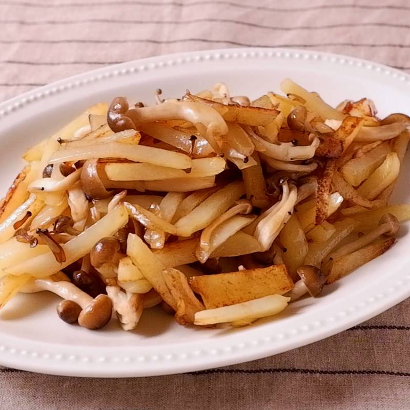 シャカシメジとベーコン、キャベツの油炒め