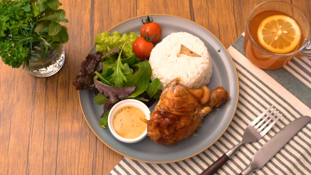 出会えたらラッキー商品の一つ✌️ たまにしか見かけないハニーグレイズチキン 甘辛ダレと付属のハニーマスタードソースが絶妙に美味しい🤤家でレンチンして食べたよ☺️ ロティサリーチキンのモモの部分なのでパサつかず かといって油っぽくなくちょうどいいです🙌 骨