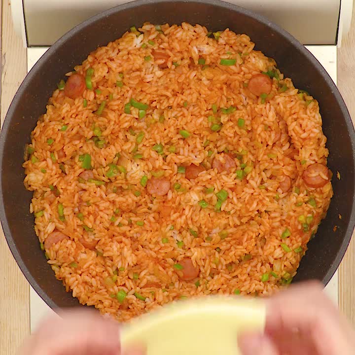 混ぜ込みで失敗激減！, みんなはオムライスうまく作れる？, ゴハンまでいい感じだったのに, 卵で失敗ってダメージ大きい💦ですよね。,なので巻くのやめてみました 笑 , 卵で巻かないってだけで, 随分とハードルがさがるかも！, オムライスに苦手意識が,あった方におすすめしたいのがこの作り方。, この方法、子供の頃から定番でした。, 元ネタは父なんですが 笑 ズボラDNAは父譲りかも。,