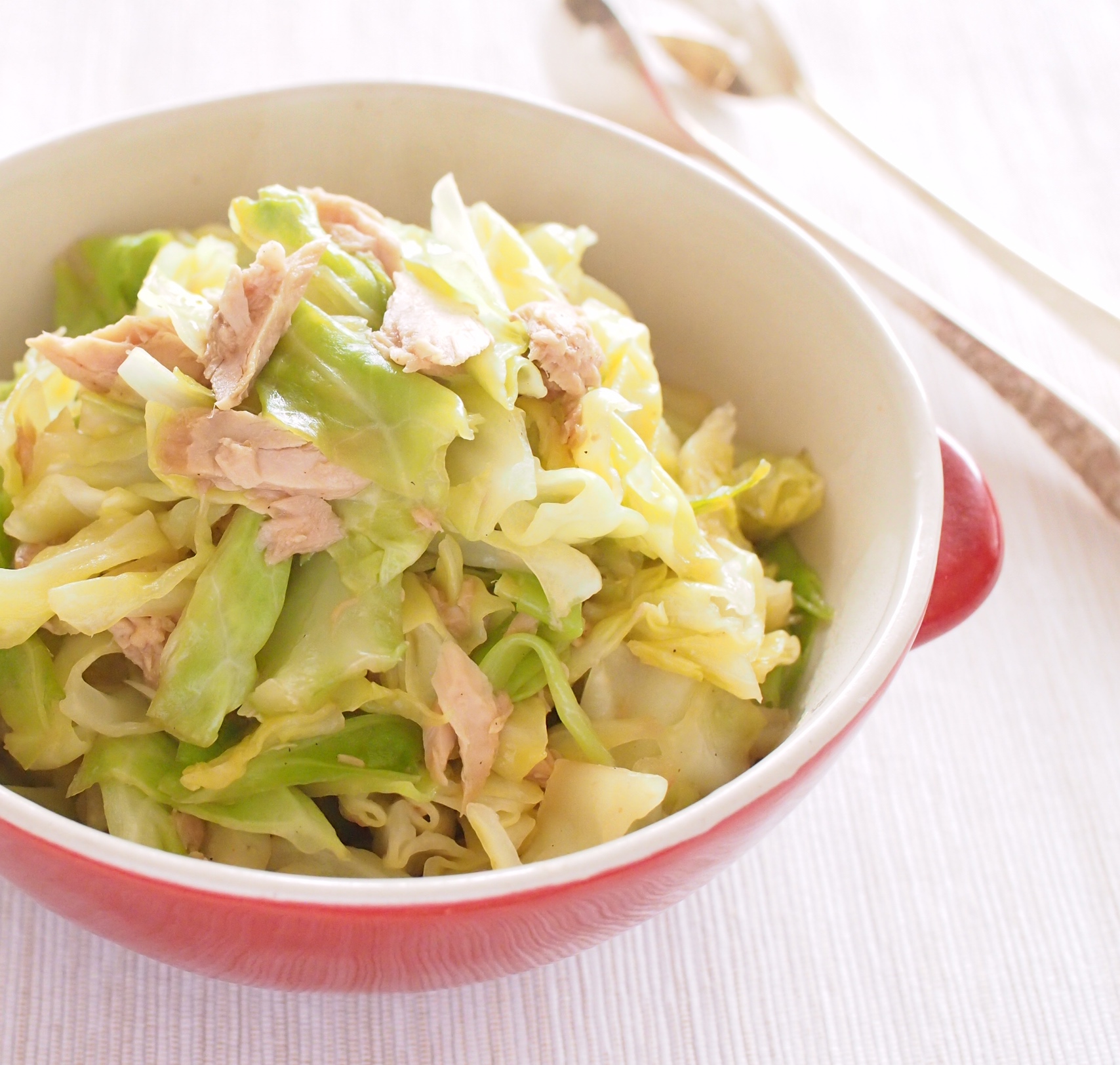 レタスと千切りキャベツとサラダチキンのサラダ