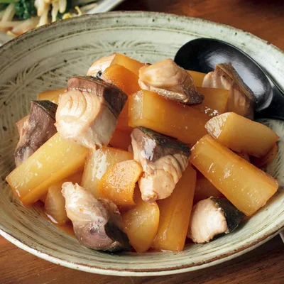 2020.2.25 火. こんばんは☺︎ . きょうの一汁三菜ごはんは . *ぶり大根 *さつま芋の甘煮 *きゅうりとツナのサラダ*白菜と塩昆布和え *煮卵 *ねぎたっぷり味噌汁 *白米 . 週末に作っておいたぶり大根は 大根にぶりの旨みがしみしみ〜 . きゅうりが2本あったので