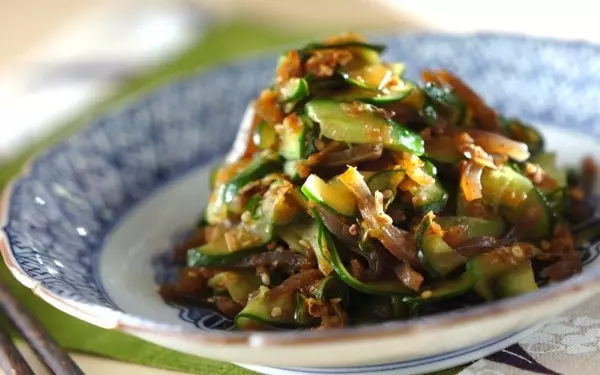 しなびた野菜の復活テク🍅 水分が抜けてしなしなになっちゃったお野菜、 すぐ捨てちゃってませんか？ 簡単なのに、ぴちぴちに復活するテクをご紹介します✨💡新鮮なうちに食べるのが一番ですが、 お野菜のハリが気になったらぜひやってみてください！しわしわのミニ