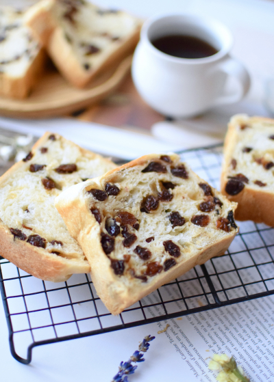 あなたもきっとハマるはず！進化した各社レーズン食パンを食べ比べ - macaroni