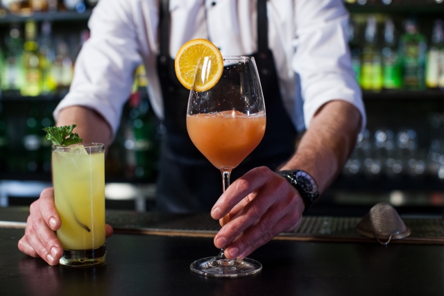 ワイングラスの持ち方についてワインセラーのカシェットシークレット